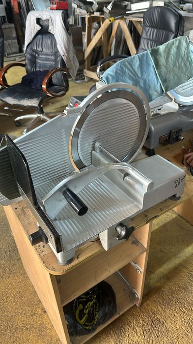 Слайсер,пицца печь,стол холодильник,витринный холодильник, мойка,диван