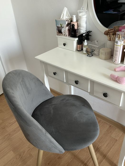 Vand masuta de make-up si scaun