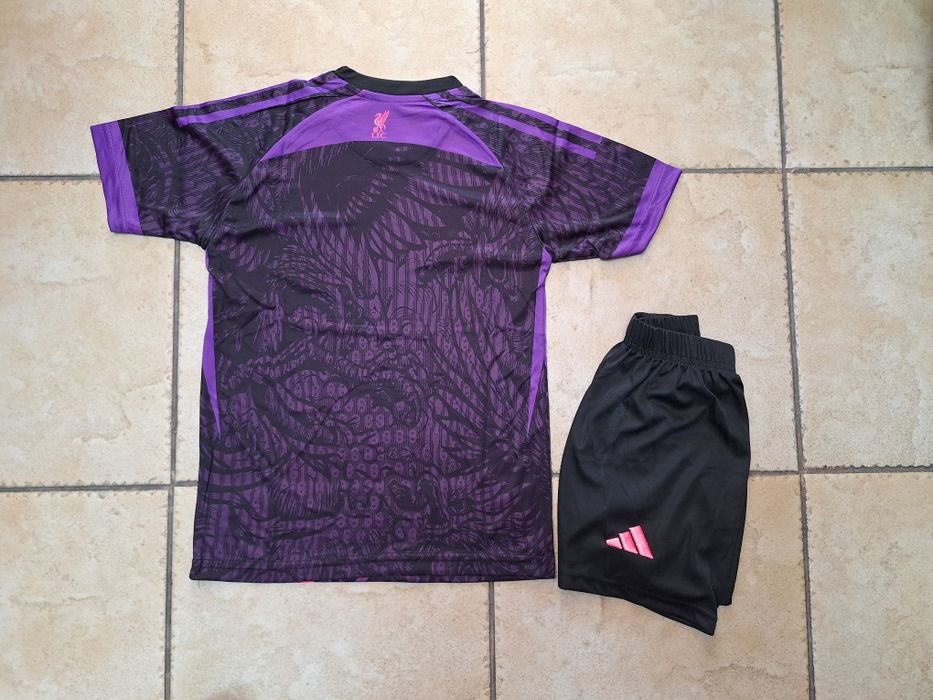 Детски неонов футболен екип на Ливърпул нов модел !!!