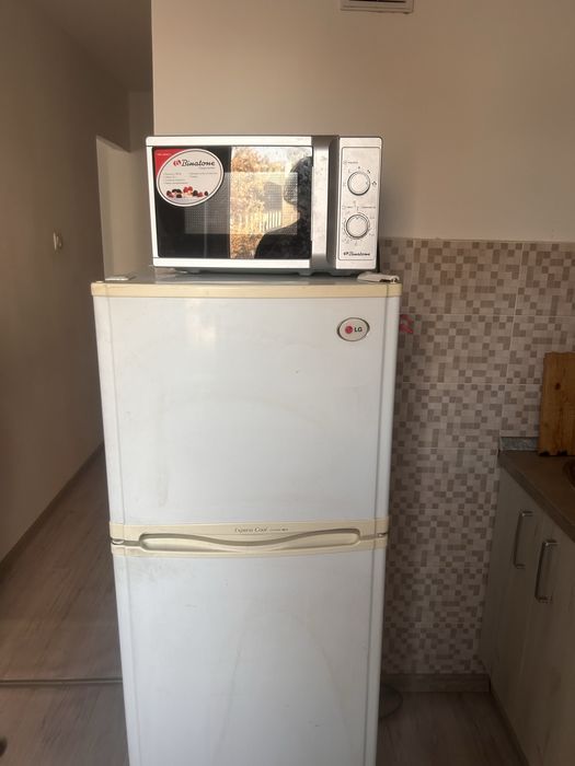 Почти новый холодильник lg