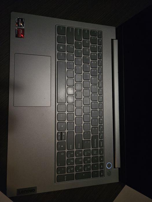 Laptop Lenovo - Ideal pentru muncă de birou, școală și uz zilnic.
