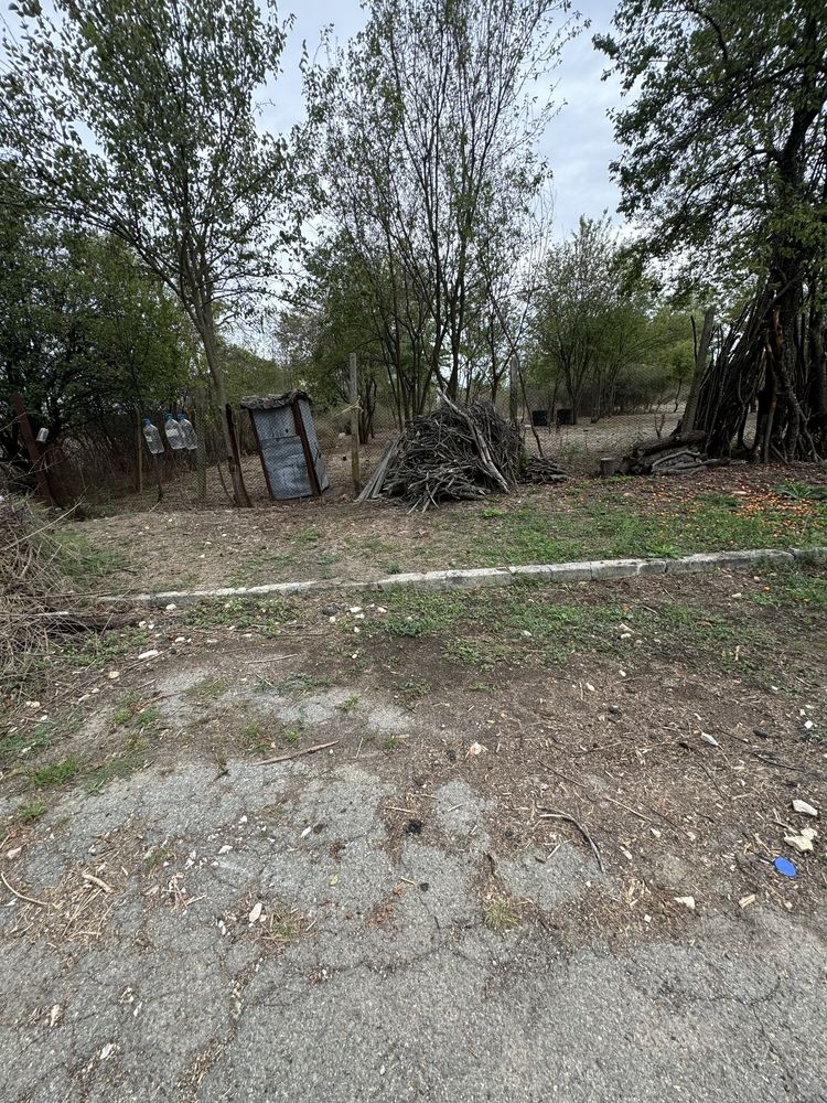 Продавам дворно масто 1390 кв.м с 2 бр. Кладенци в с. Тракия СТ.Загора