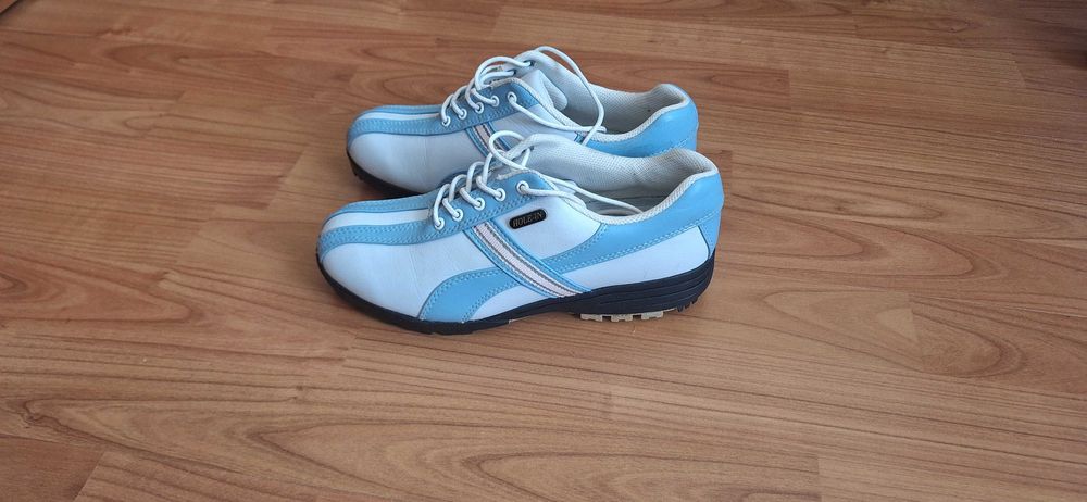 Pantofi sport aproape noi