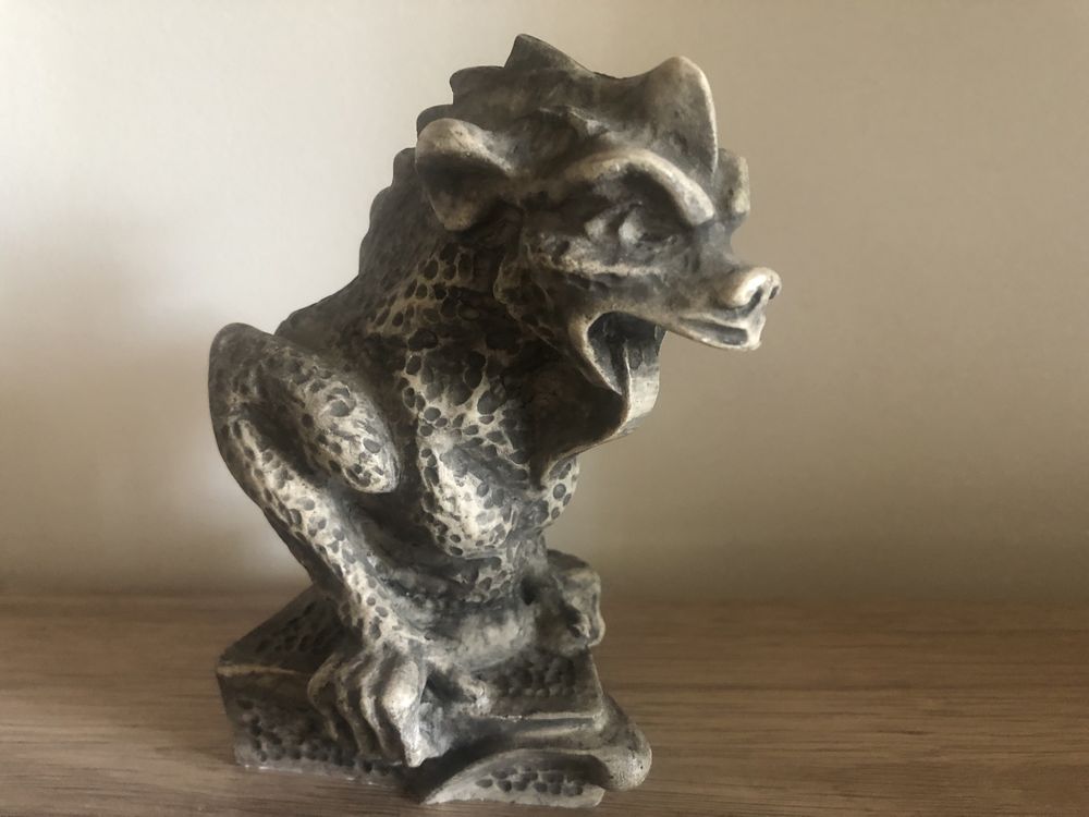 Gargoyle,statueta englezeasca din compozit