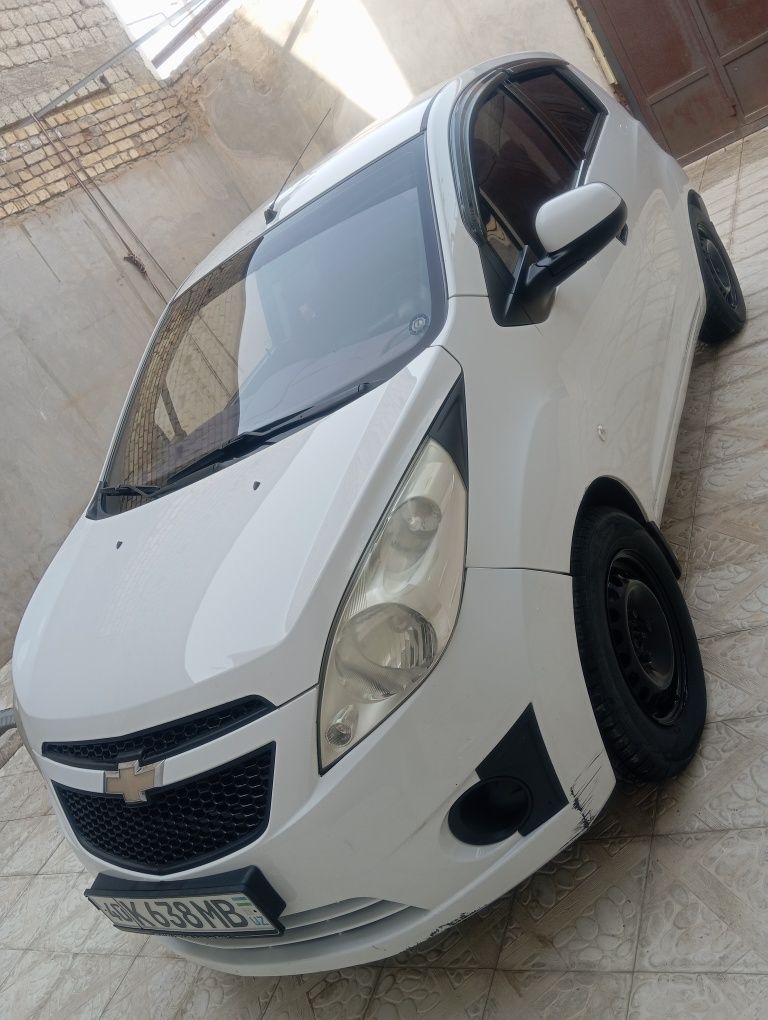 Spark rangi oq yurgani 510 400