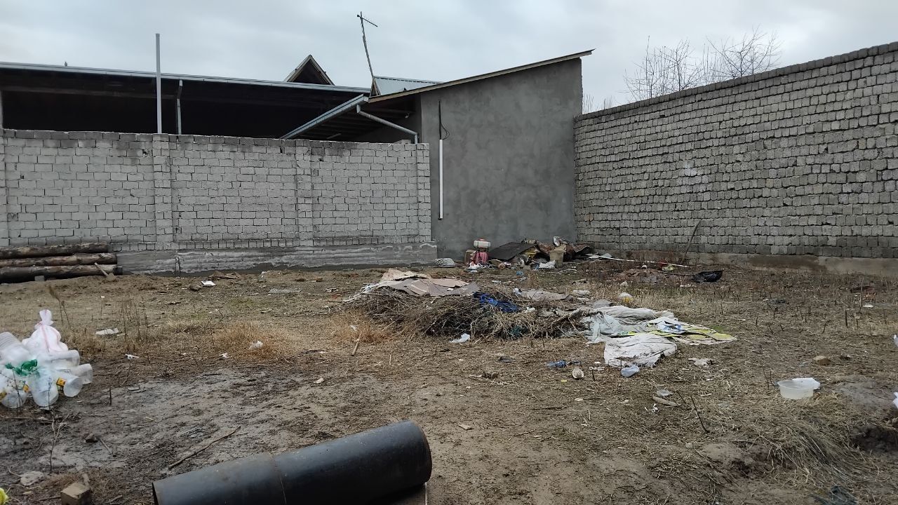КУК ТЕРАК АВТОДРОМ ёнидаги махаллада 2,6 соток ер 2 та хонаси бор жой