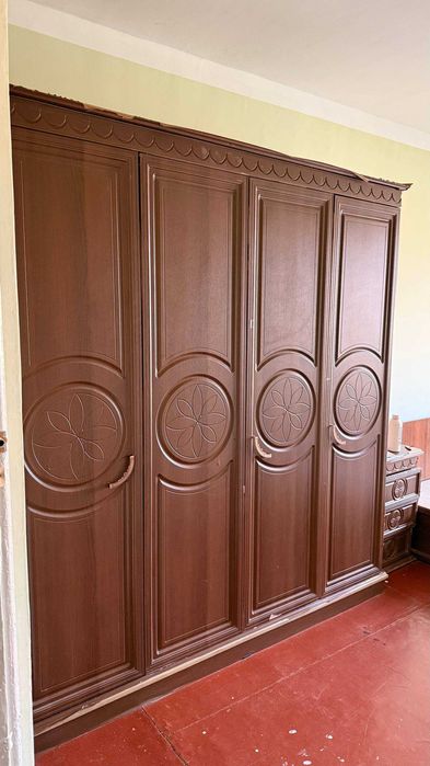 Даром мебель, б/у шкаф,кровать,зеркало и 2 тумб, нужна реставрация.