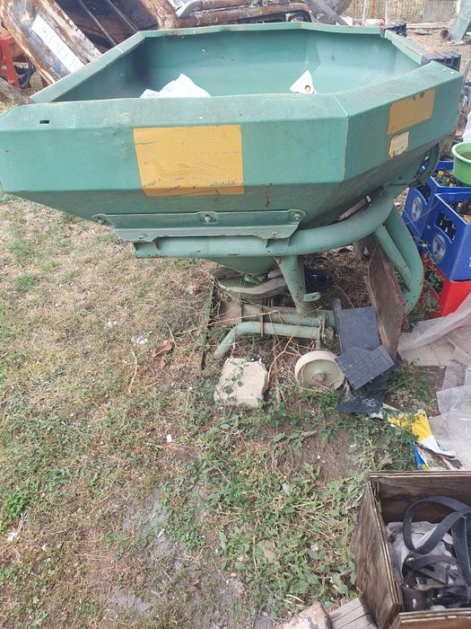 Vând distribuitor îngrășăminte Amazone