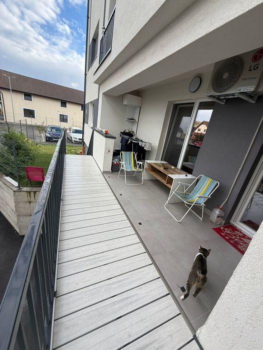 Vând apartament mobilat si utilat.