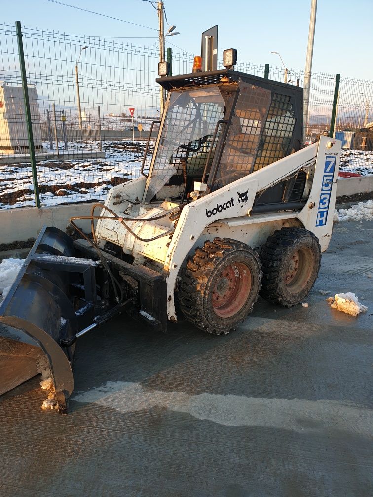 Închiriez bobcat . Incarcator frontal. Dezapezire