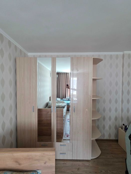 Шкаф (с зеркалами и открытыми полками справа, размеры 200 * 230)