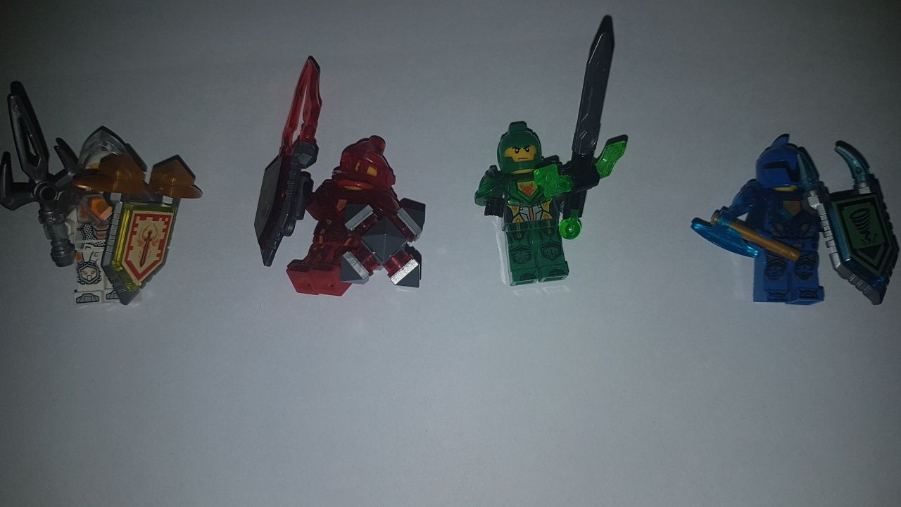 Figurine Lego Nexo Knights si Night Lord Castle