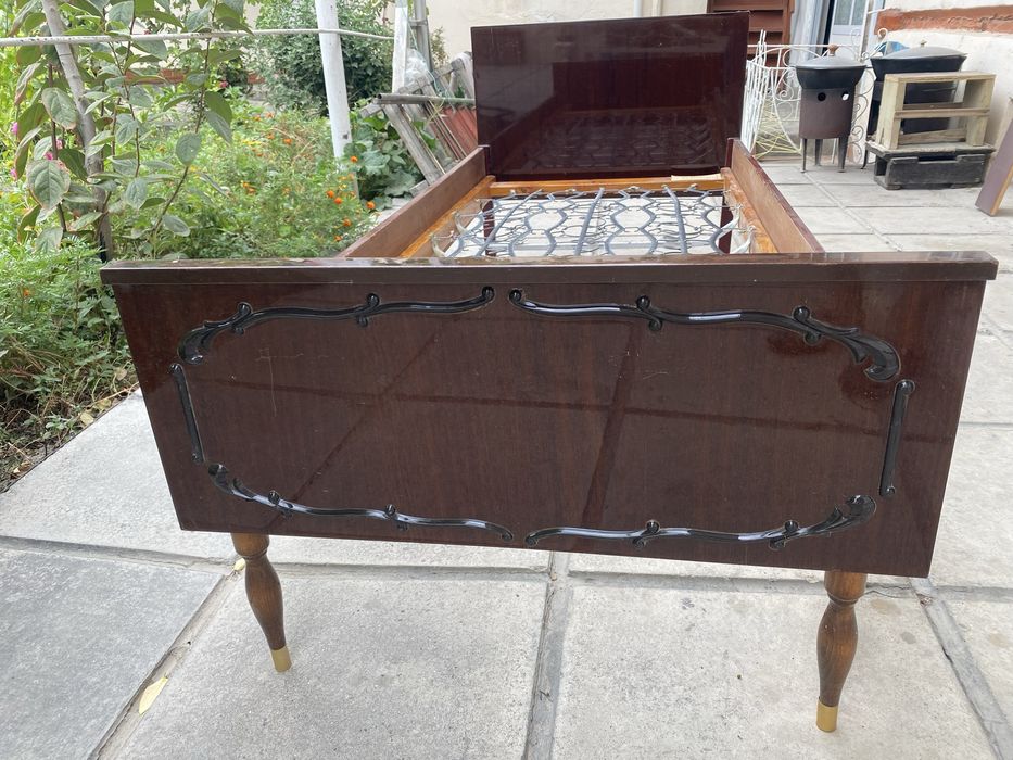 Кровать без матраса