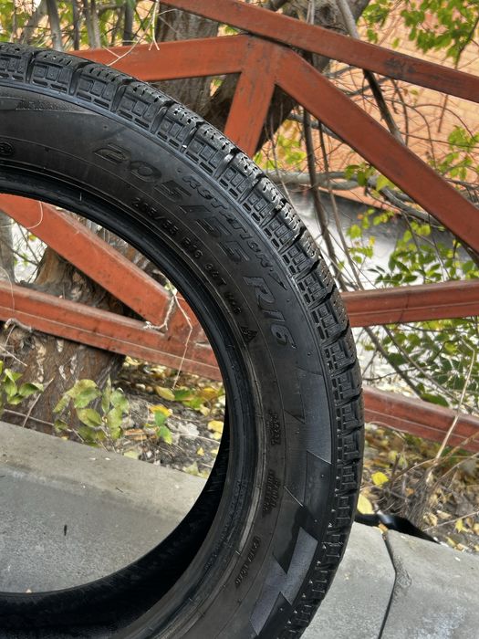 Зимние шины 205/55/16 Pirelli