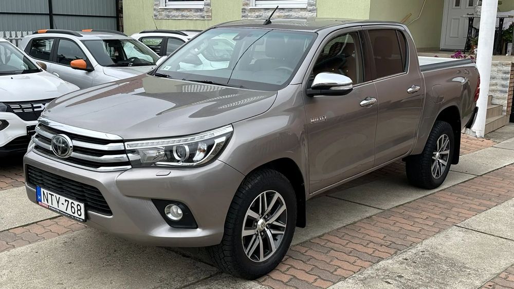 Toyota Hilux Vând Toyota Hilux 2.4D Manuală