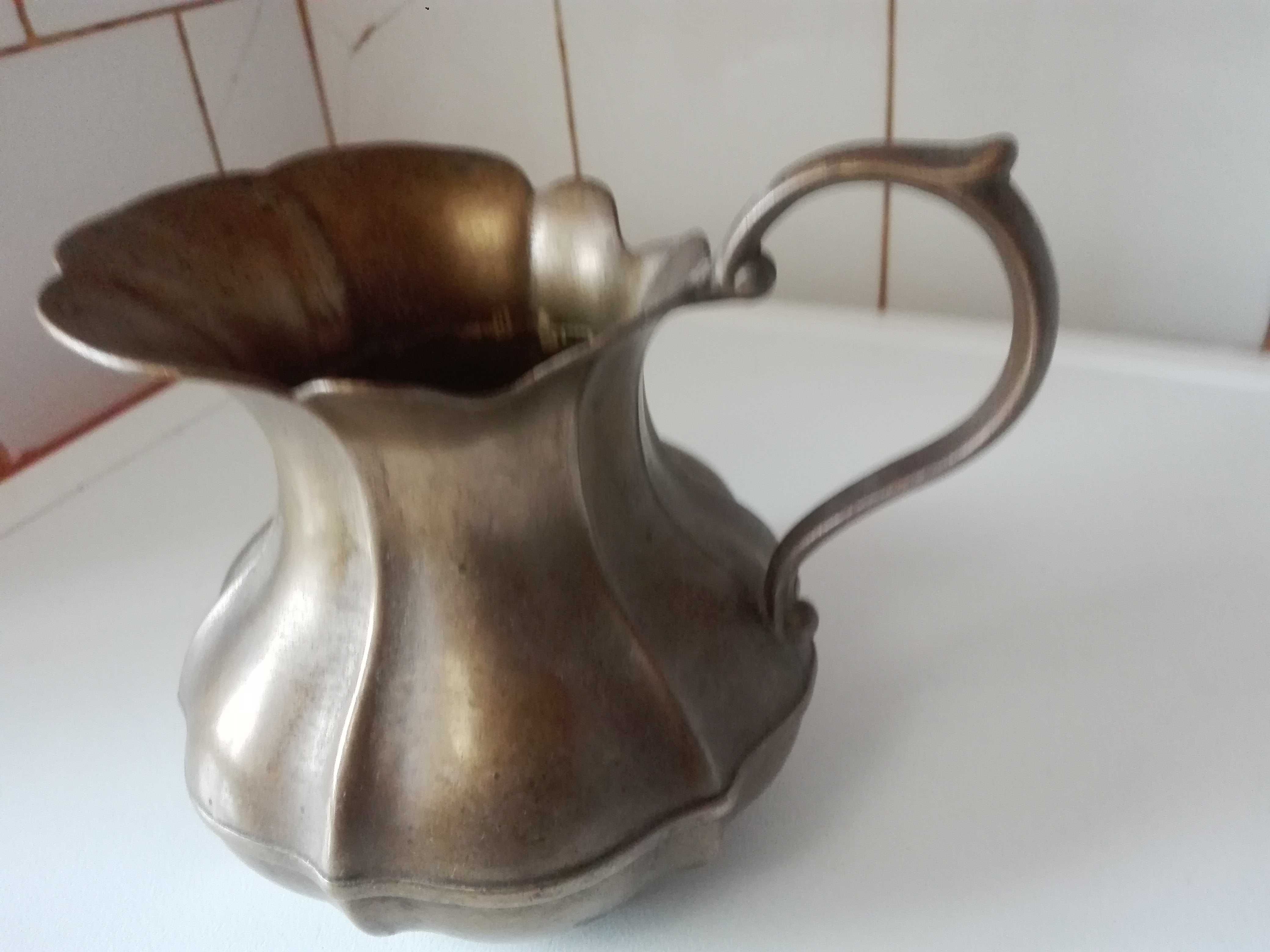 Бронзова , медна кана и макет на часовникова кула.