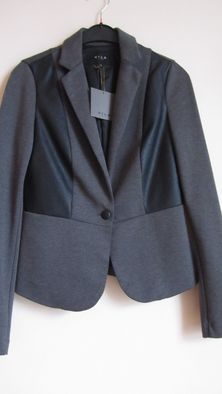 Продавам чисто ново красиво марково сако