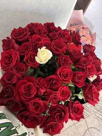 Букет красных и розовых роз