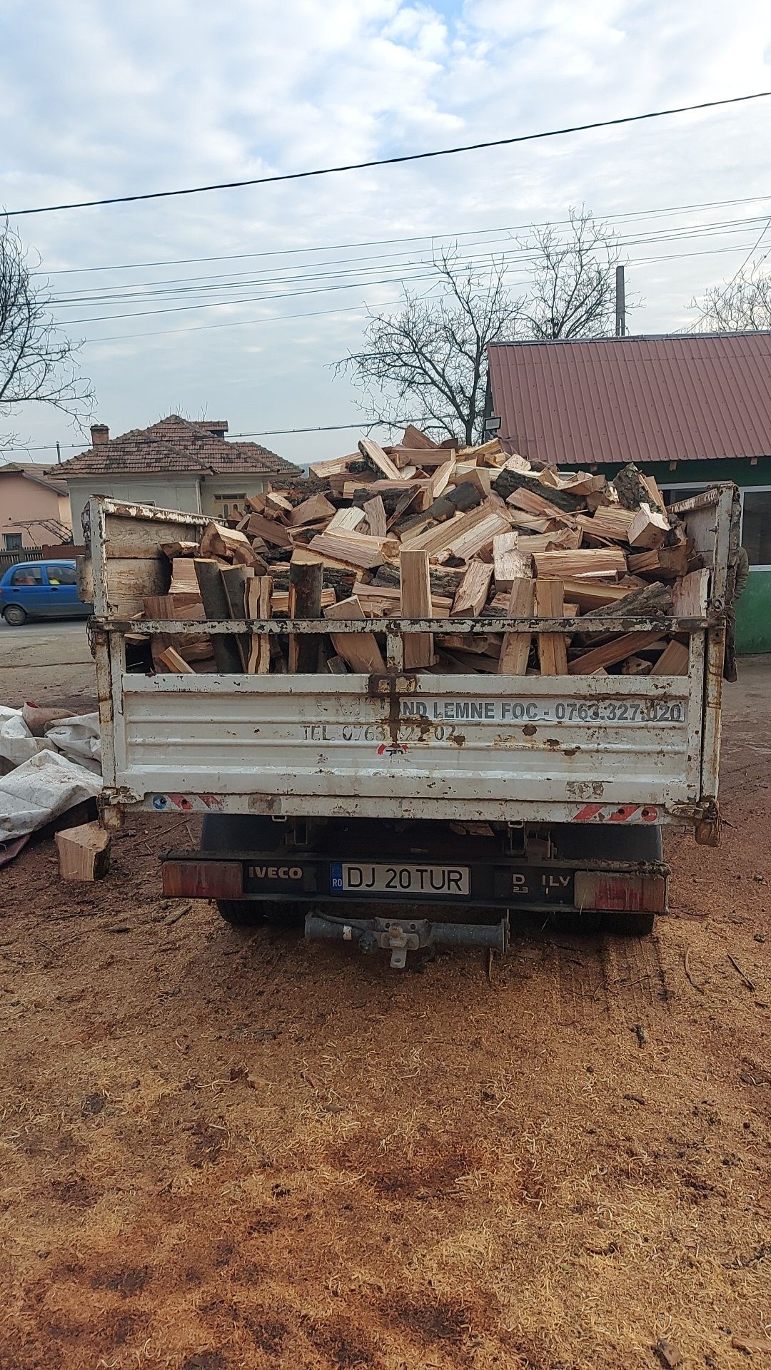 Depozit vinde lemne de foc si pe Carduri de energie