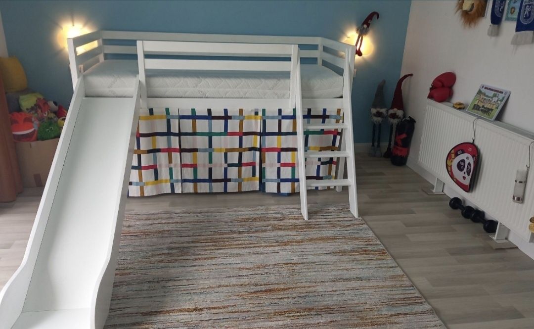 Pat copii etajat cu tobogan și cu corpuri de iluminat