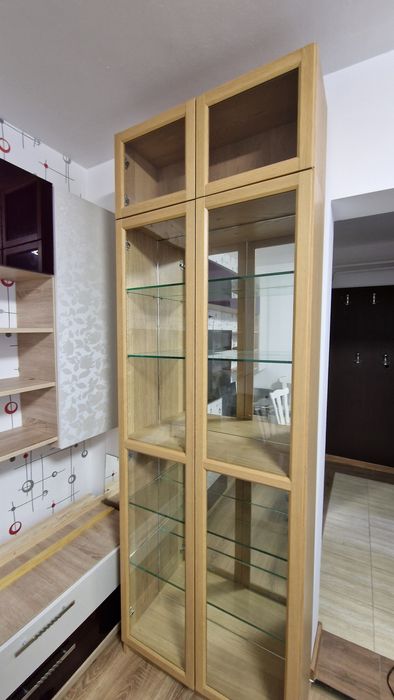 Vitrina lemn impecabila