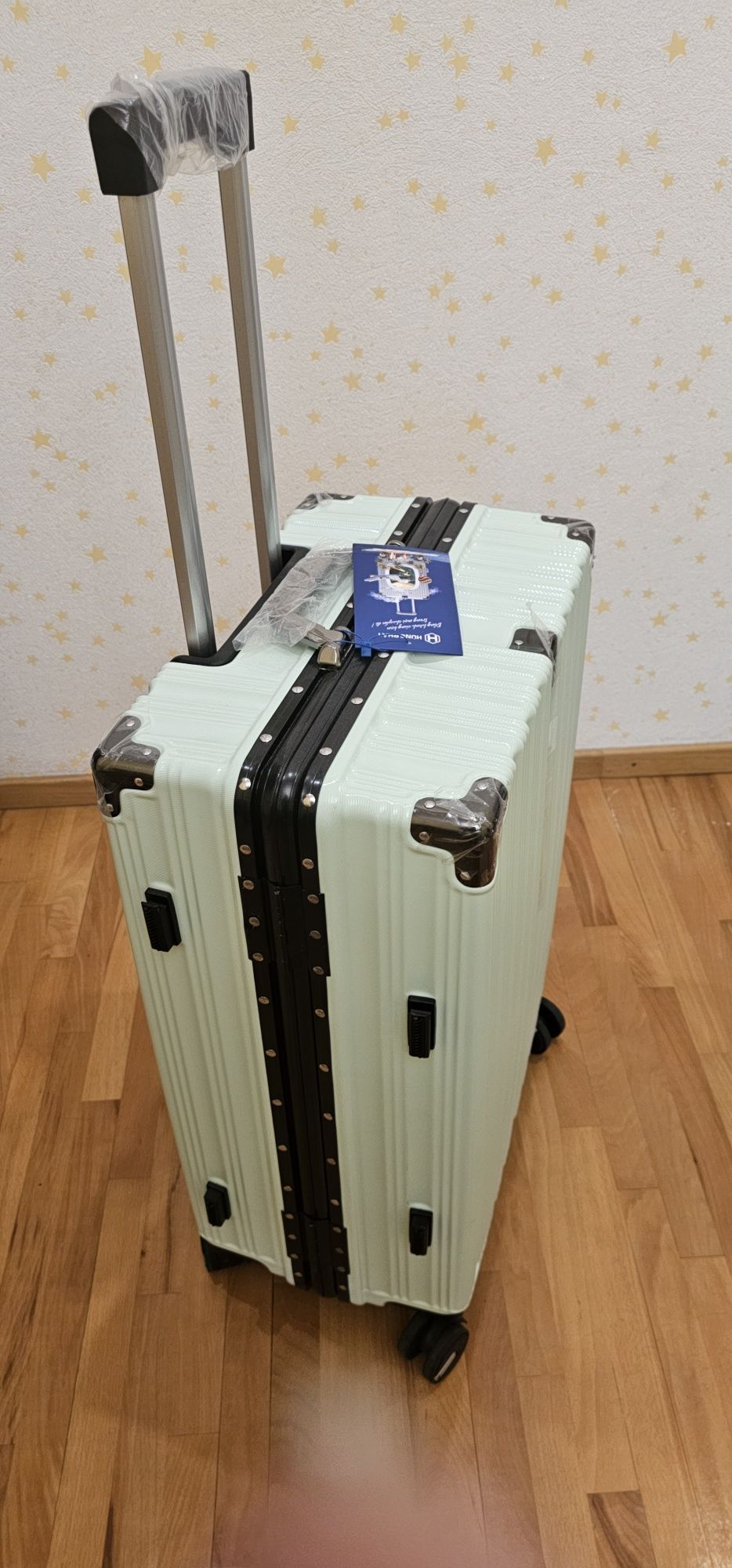 Продаю новый чемодан Про-во Вьетнам. Лёгкий. Отличное качество. Алюмин