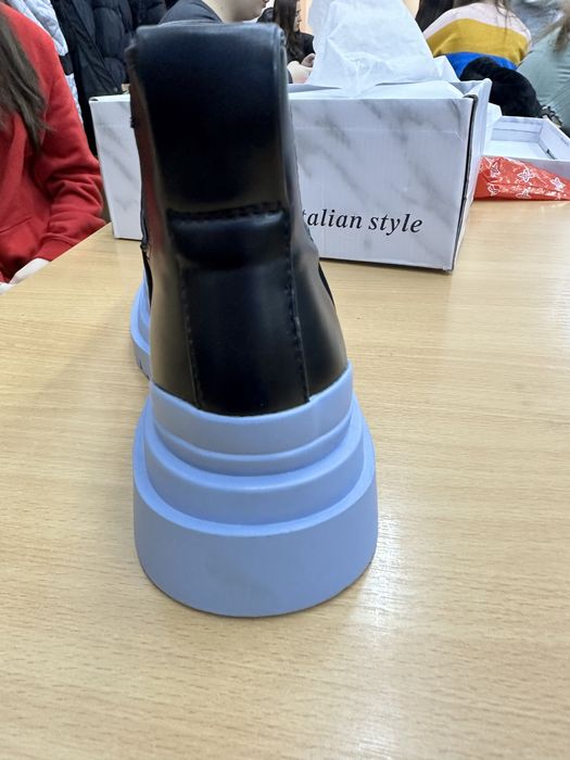 Vând bocanci , mărimea 39 , nepurtate , nou cu etichetă