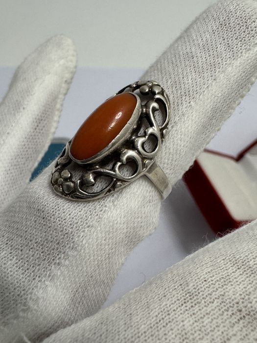 Inel vechi, din argint 835 si coral.