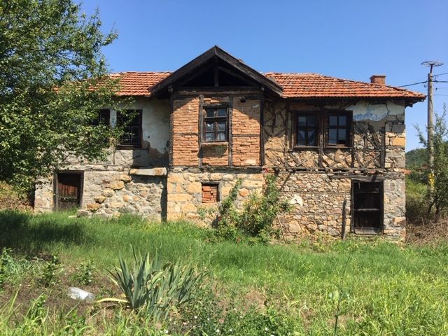 продавам атрактивна каменна къща и голям двор в Горно Брястово!