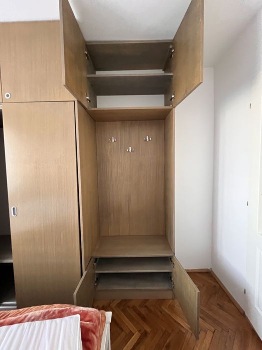 Dulap mare cu spațiu generos de depozitare – stare excelentă