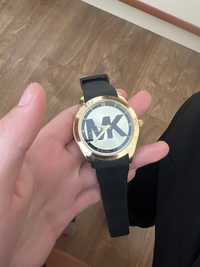 Продавам оригинален часовник на Michael Kors женски.