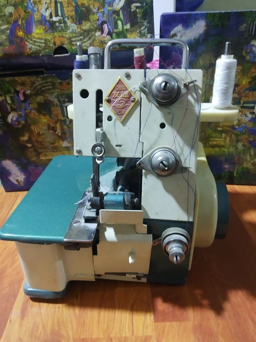 Оверлок в рабочем состояние