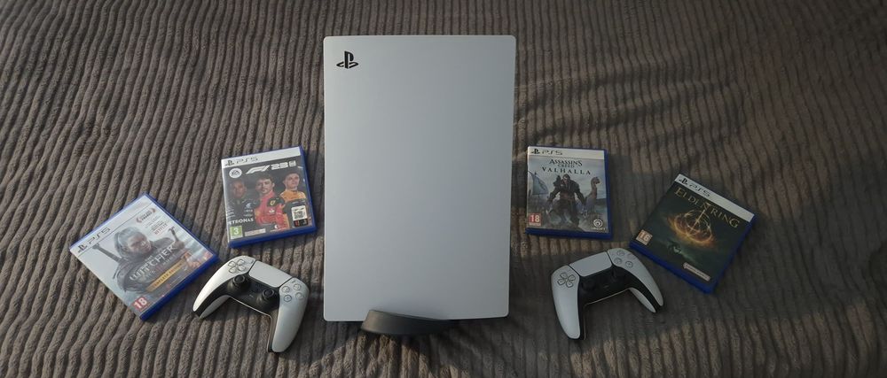 PS5 Standard Edition + 2 контролера + 4 топ игри (перфектно състояние)