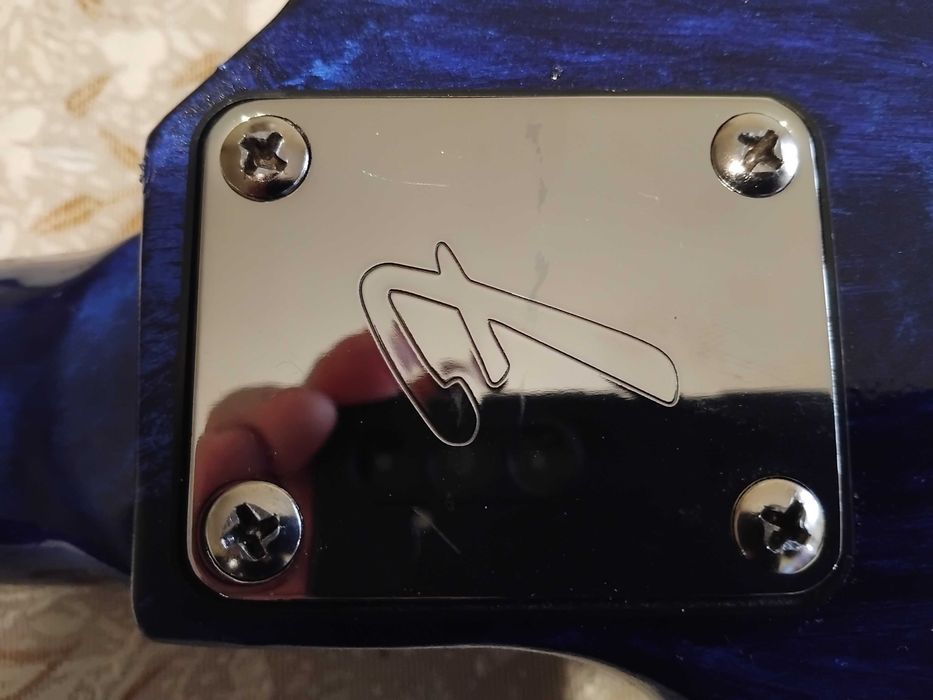 продава нова китара