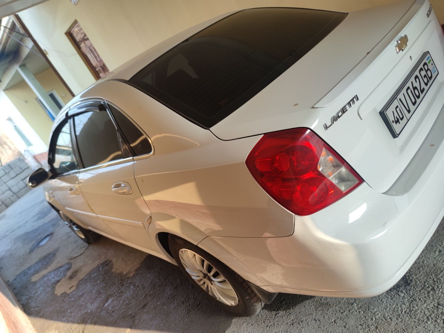 Lasetti 1.8 oq rangli ideal moshina