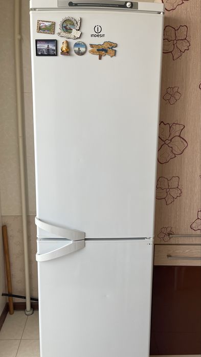 Продам Холодильник Indesit на запчасти