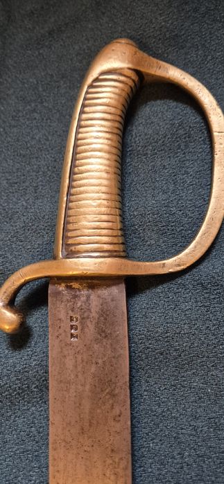 Продавам сабя , нож , щик.