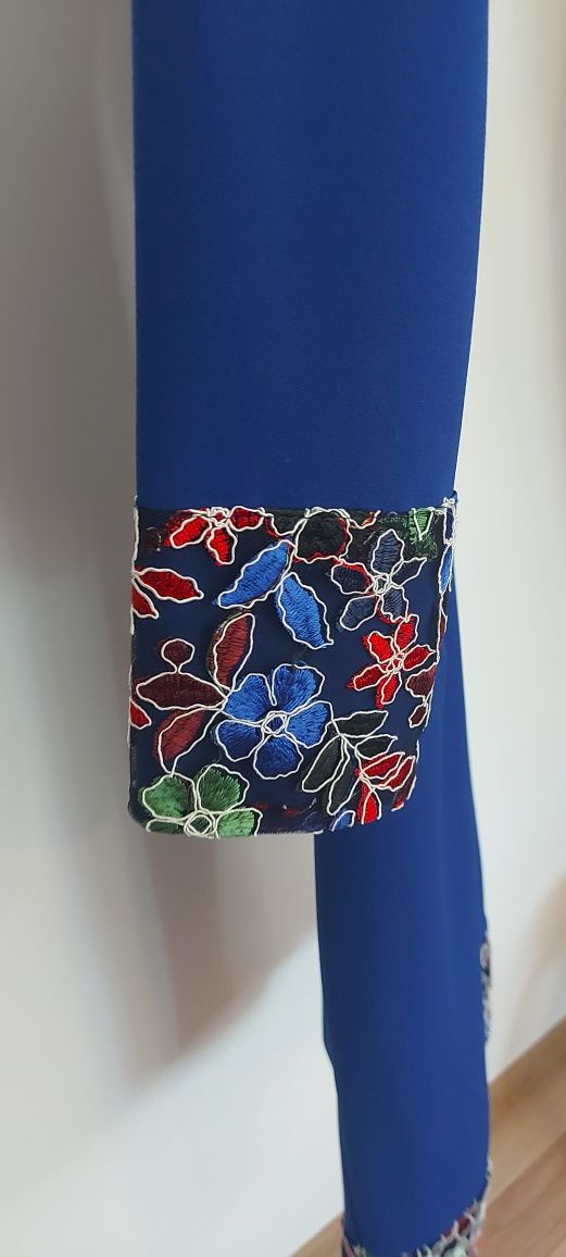 Rochie albastru regal cu broderie florală