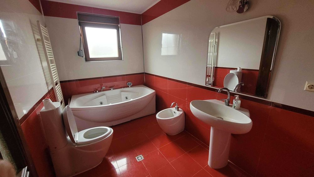 Imobil cu 3case:C1-3 nivele;C2-2nivele;C4-1 nivel;C3;C5;Piscina;Foisor