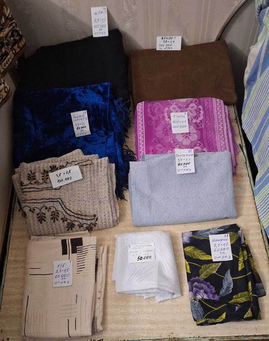 Продаются ткани, скатерти, жойномоз, чапаны-бекасам, тюбетейки.