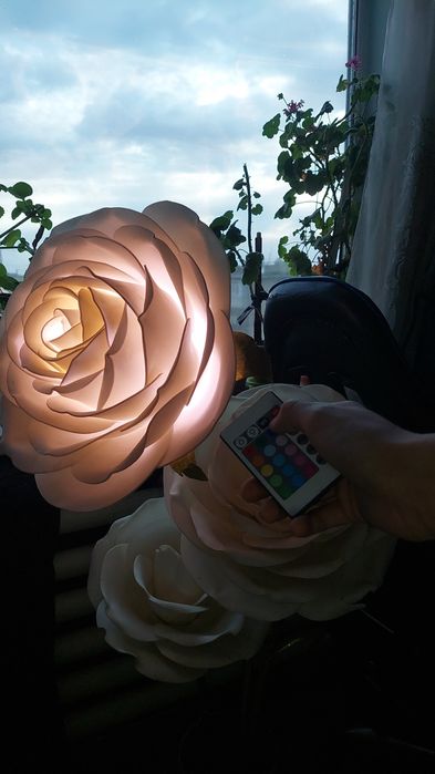 Rgb цветок светится разными цветами