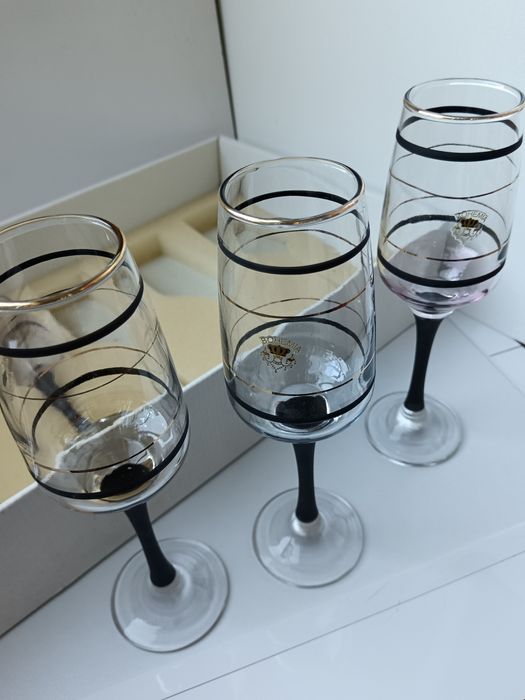2 комплекта чисто нови чаши за вино Бохемия