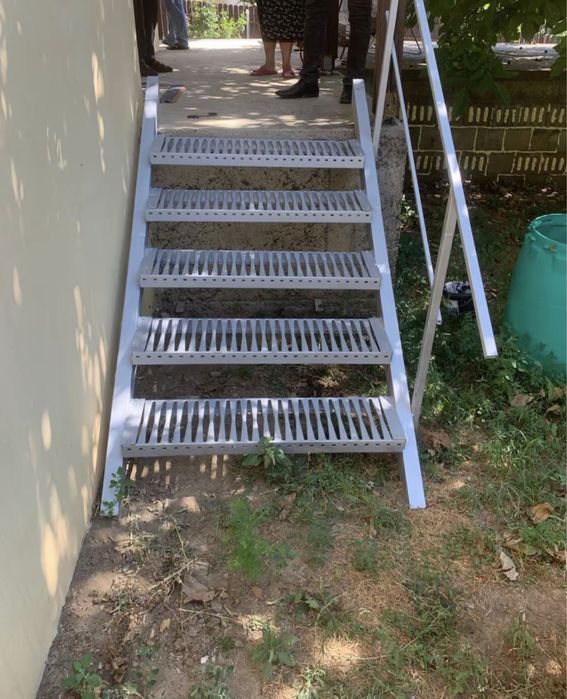 Scara zincata la comanda