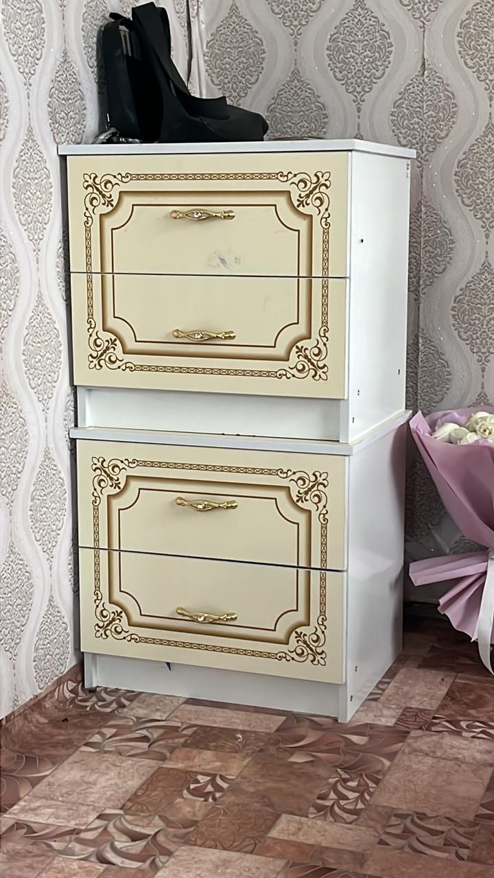 Тумба и кровать..