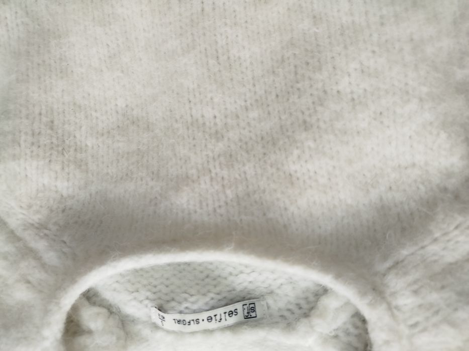 Теплый мягкий свитер selfie,белого цвета