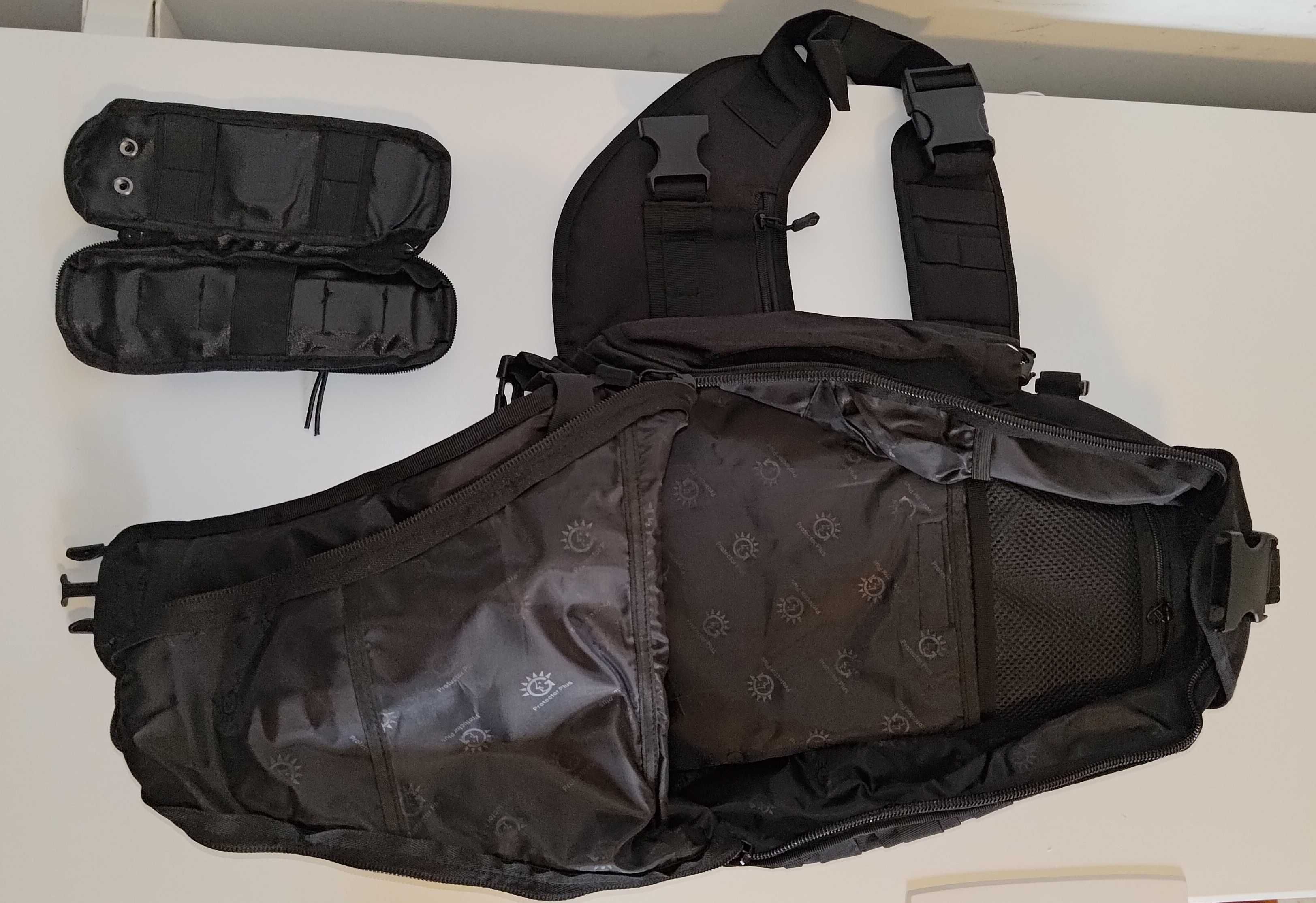Rucsac negru tactic tip Sling Backpack pe un umar
