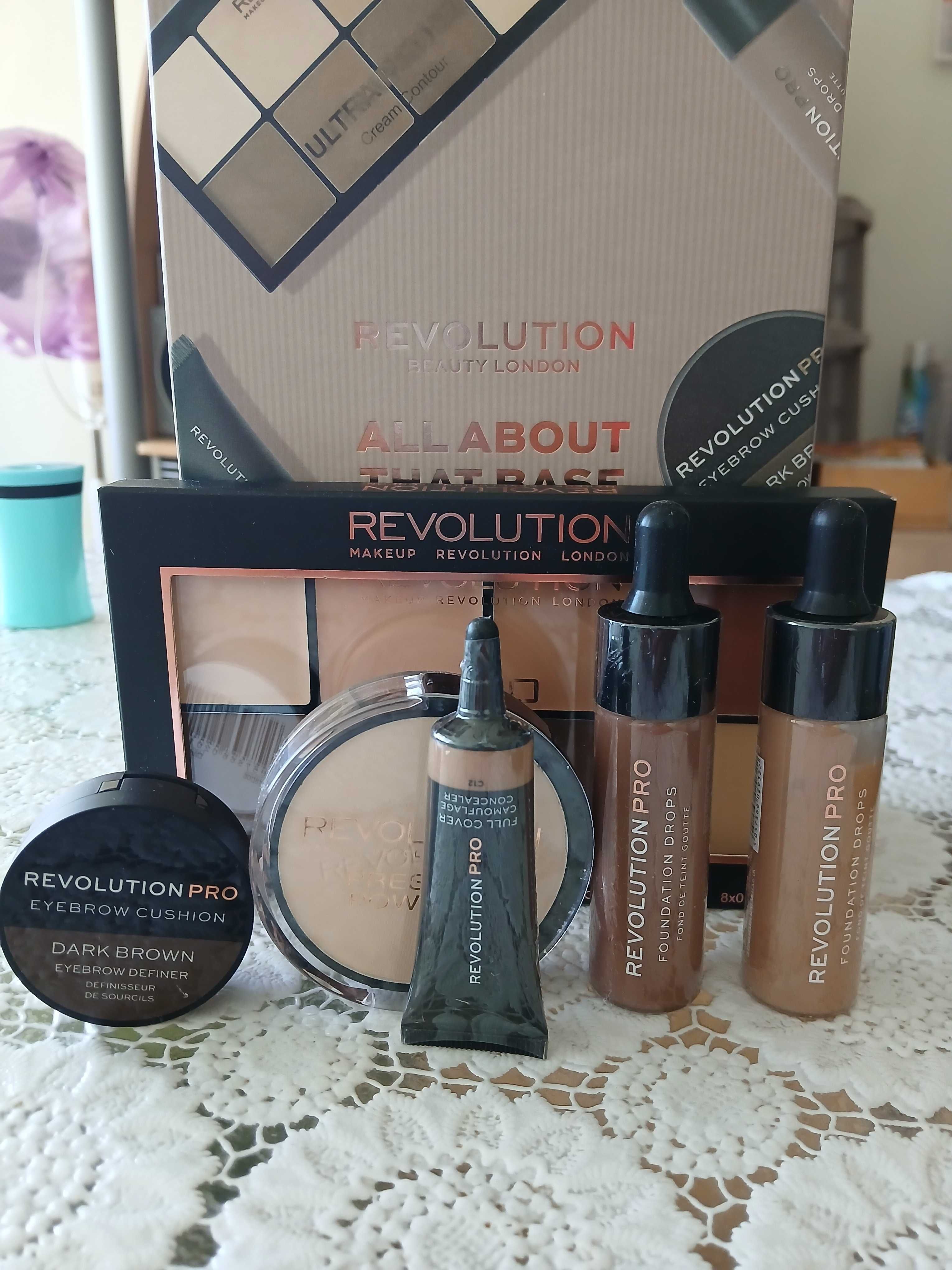 Подаръчен комплект Makeup Revolution All about that base-Medium deep