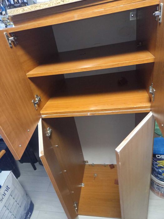 Dulap hol deasupra masinii de spalat si frigider