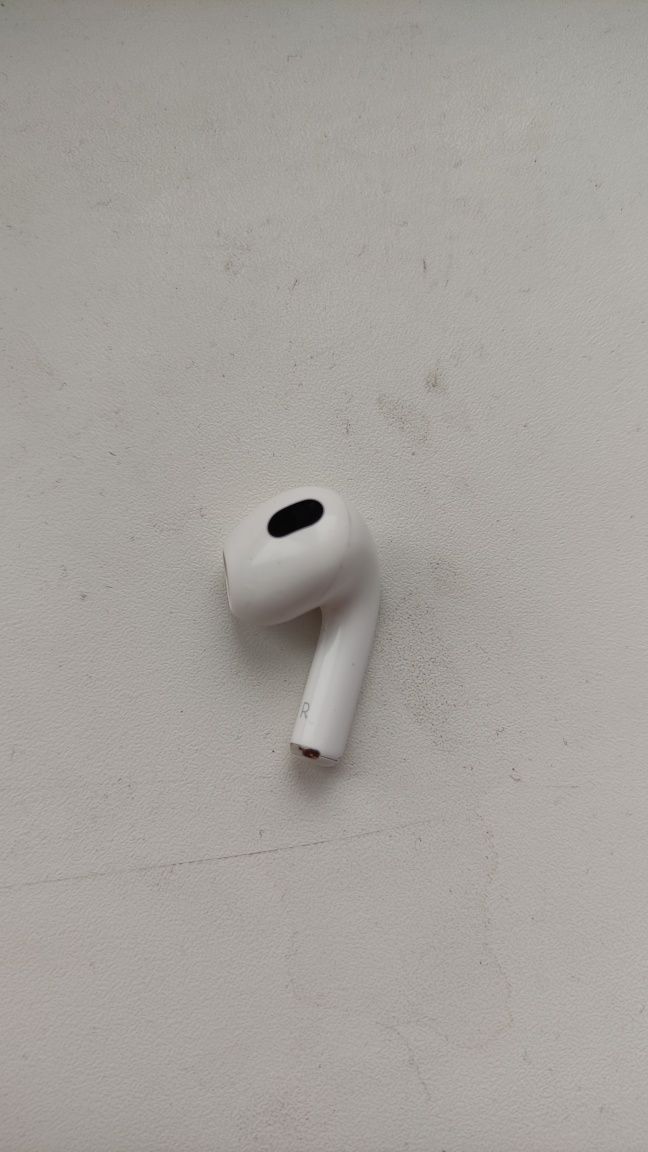 Продам правый ухо от airpods 3 оригинал