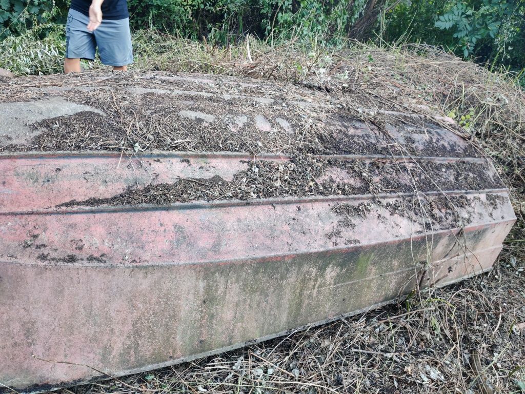 Стара лодка, корито без двигател